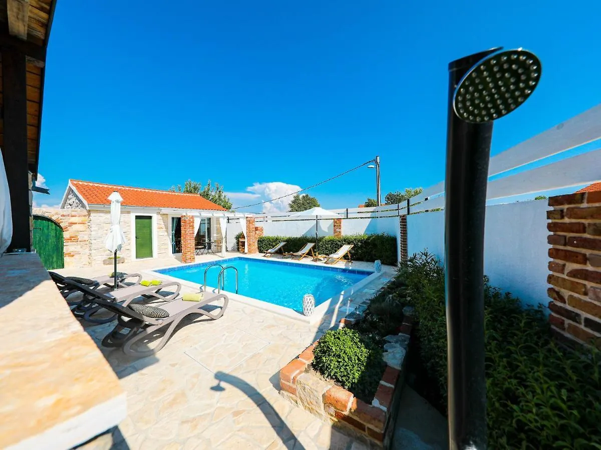 Charming Villa With Private Pool And Nice Covered Terrace 3 Rooms And Bathrooms Pridraga